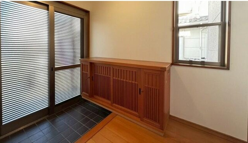 玄関と窓から光が入ってくる明るい玄関