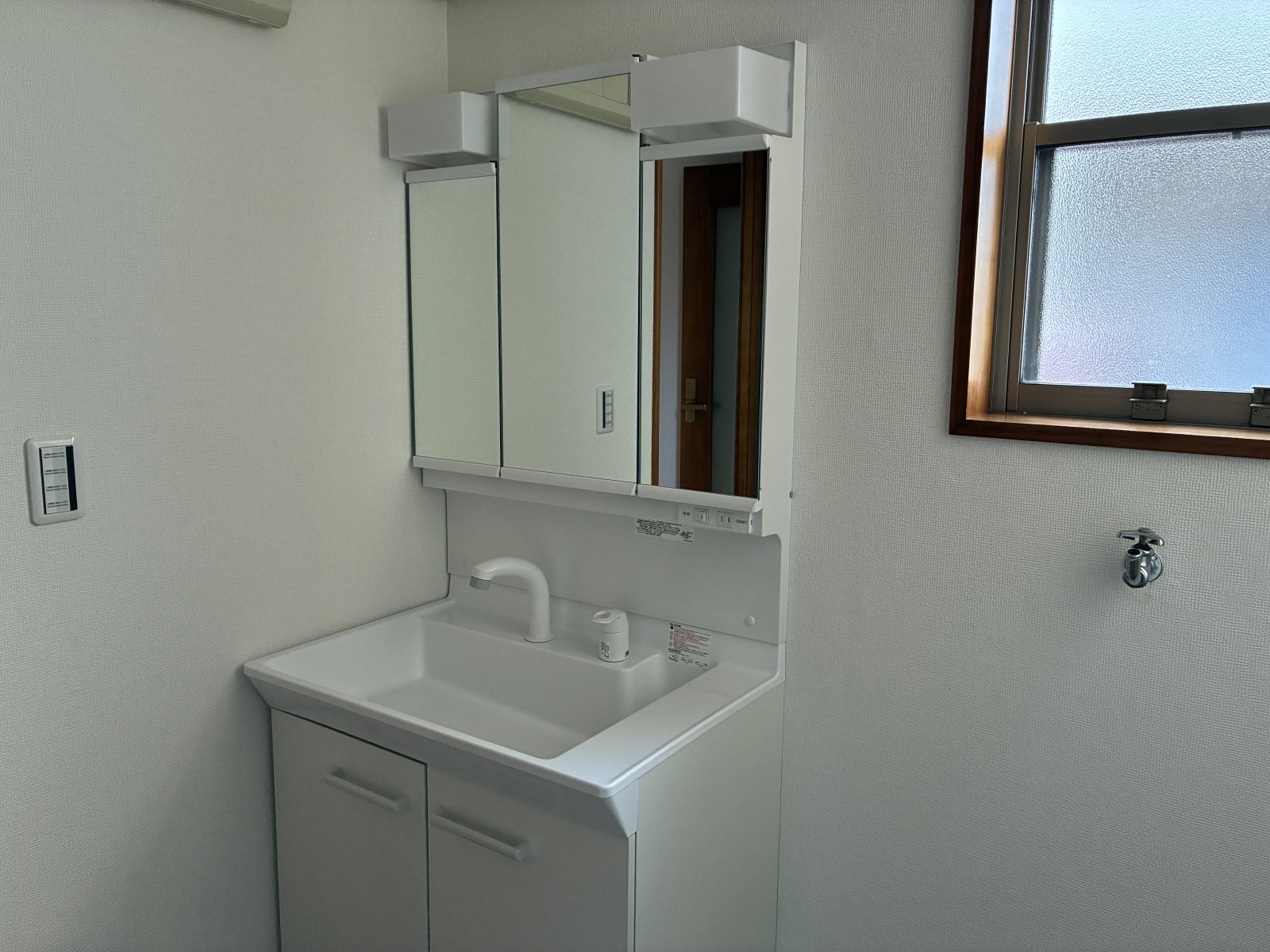 ３面鏡の明るい洗面台では毎朝の支度もはかどります。鏡裏と洗面台下にも収納がありタオルなどの日用品やスキンケアー用品などもたくさんしまえてすっきりとした空間を保つことができます。