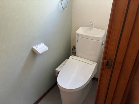 温水洗浄便座付きで座った時にヒヤッとすることもありません。