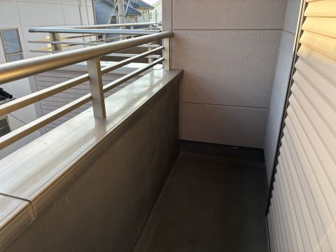 南向きの明るいバルコニーではお洗濯干しにも助かります。