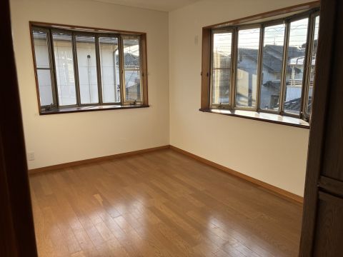 窓が２面にあるので陽当たり良好です。