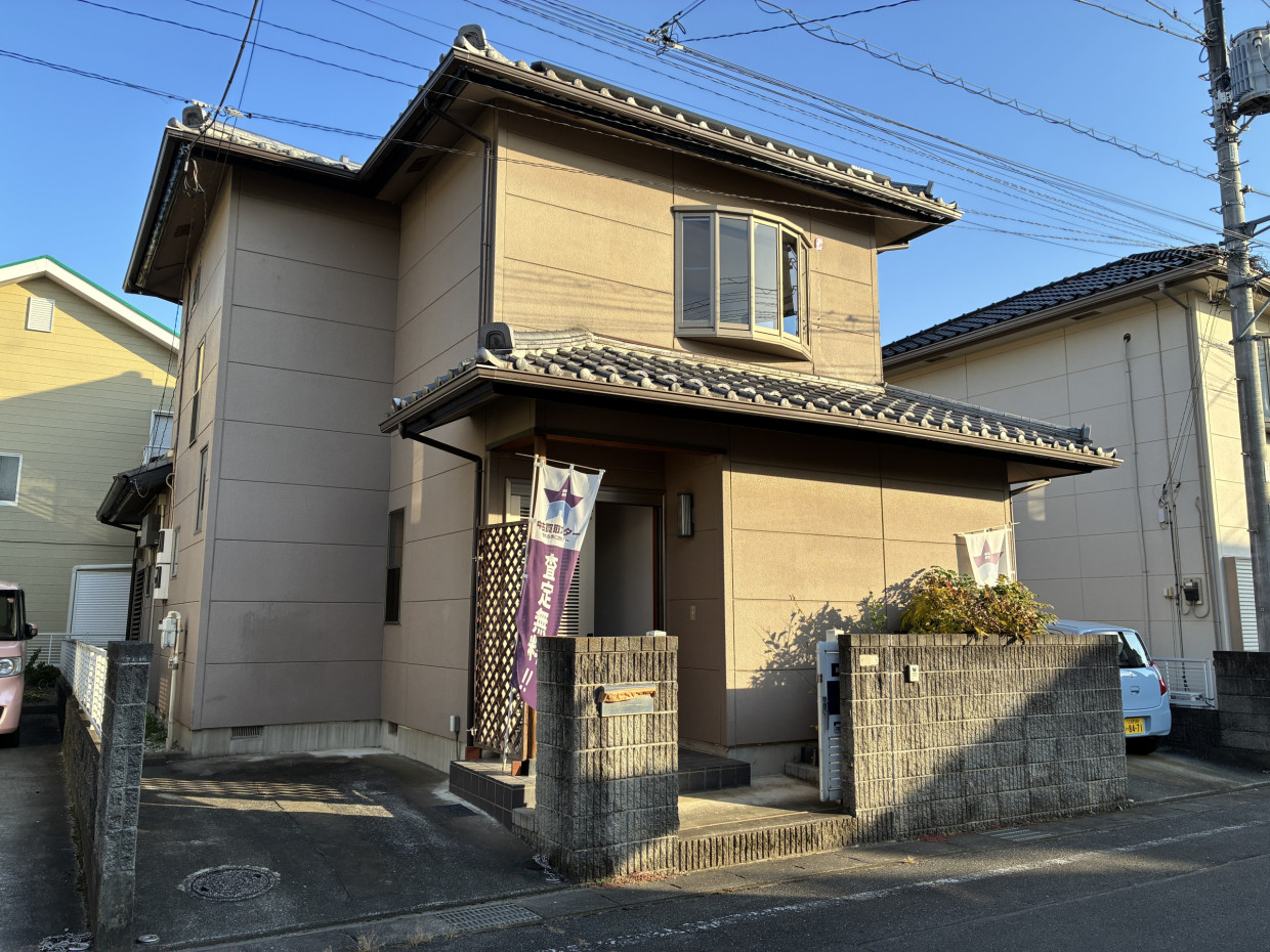 【外観】建物の南側、北側に駐車スペースがあります。