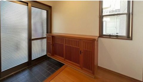 玄関と窓から光が入ってくる明るい玄関