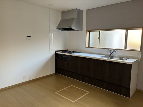 3口コンロでお調理の幅が広がるキッチンです。収納もたくさんあり、食器や調理用具をすっきりと方付けられます。