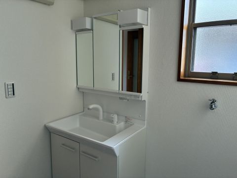 ３面鏡の明るい洗面台では毎朝の支度もはかどります。鏡裏と洗面台下にも収納がありタオルなどの日用品やスキンケアー用品などもたくさんしまえてすっきりとした空間を保つことができます。