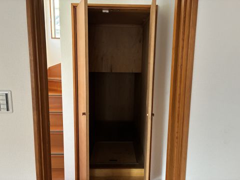 階段下の収納！高さもあるので便利です。