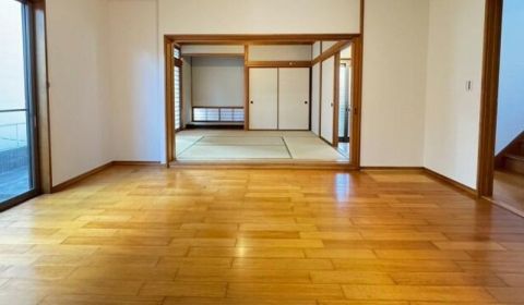 玄関と窓から光が入ってくる明るい玄関