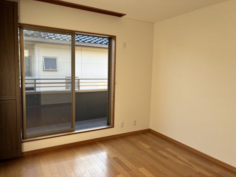 ２階のお部屋全てに収納があります。