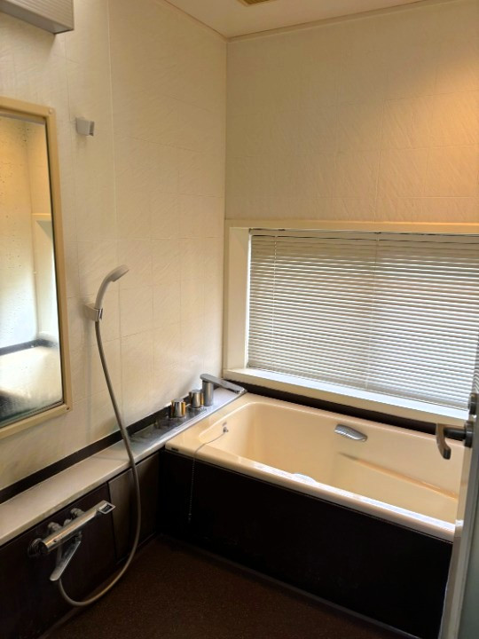 ゆったりした浴槽でくつろぎのバスタイムを