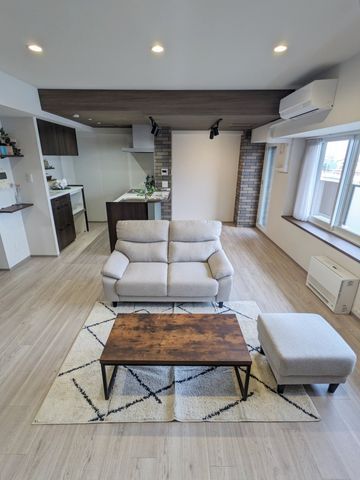 バルコニーの出入口側からの画像：タイルがお洒落。ダウンライトやカウンターのレールライトこだわり満載