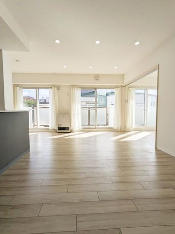 主要採光面が南東向きで、朝から陽射しが心地よい約21.7帖のLDK。