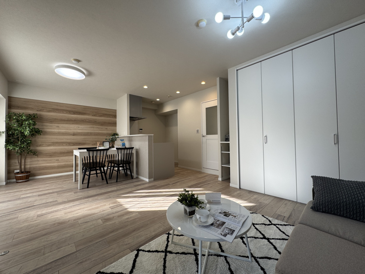 大きな壁面クローゼットがあるのでお部屋もすっきり片付きますね♪