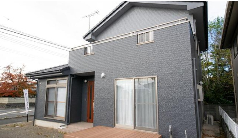 人工木のウッドデッキ付きなので「もう一つのリビング」として食事、BBQ、子供の遊び場など用途多彩です。