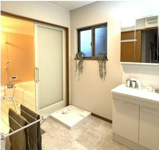 ３面鏡の明るい洗面化粧台では毎朝の支度もはかどります。