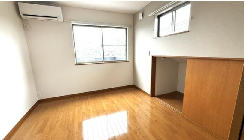 バルコニーに繋がる洋室