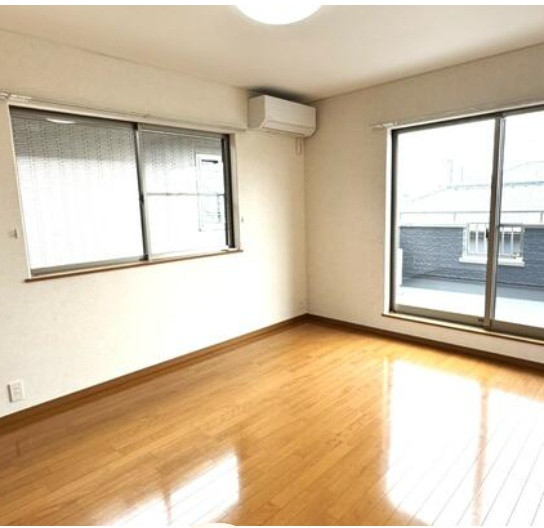 バルコニーに繋がる洋室