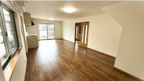 約13.5帖のリビングダイニングは南向きでのびのびくつろげる空間に。ソファーやTVを置いても十分な広さですので家具のレイアウトも楽しみですね。