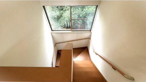 大きな窓のある階段