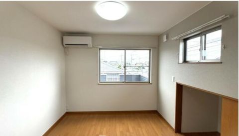 屋根裏付きの洋室