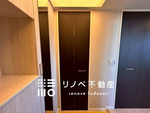 全身鏡と収納クローゼット付きの玄関。出かけ前の身支度もスムーズ