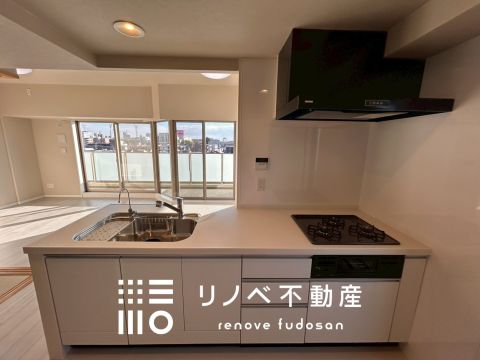 10月にリフォーム済みのカウンターキッチン。明るいリビングとバルコニーが家族のくつろぎを演出