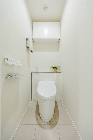 【トイレ】トイレ内手洗い、収納付き。細々としたものをすっきり収納！