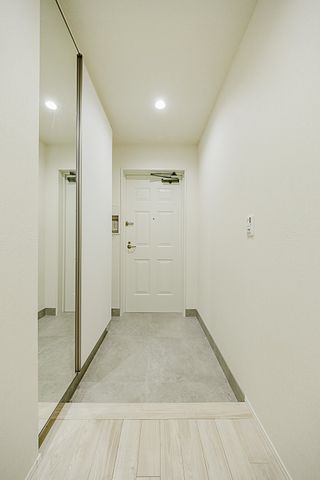 【玄関】玄関には人感センサー付き照明が設置されています。シューズボックスの扉は、お出かけ前の身だしな