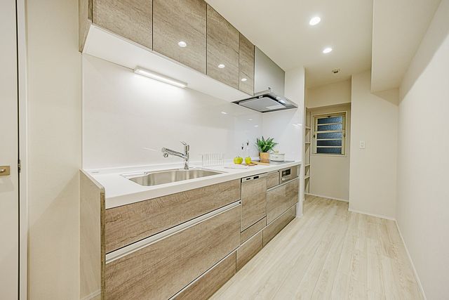 【キッチン】壁付けタイプのキッチンはお料理に集中できるのと、収納力が豊富です！奥には冷蔵庫置き場やパ