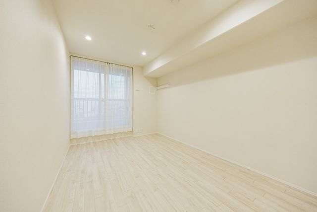 【洋室】バルコニーに面した、明るいお部屋です。