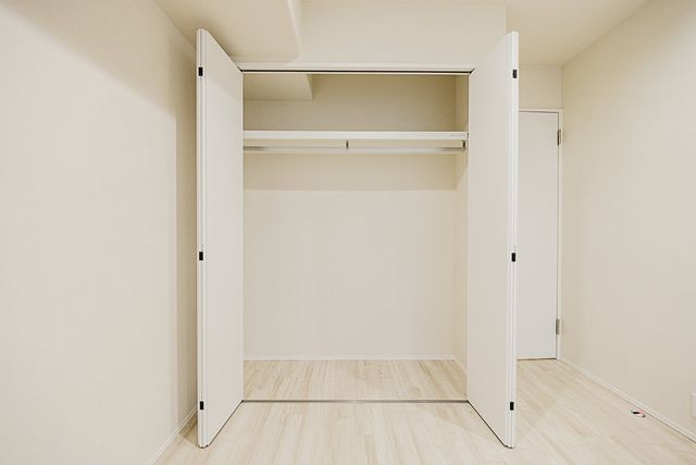 【収納】ハンガーパイプと枕棚があるので効率良く収納ができます。大きめな荷物も入りそうです。