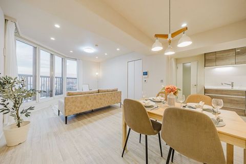 駅を降りてマンションまでの道のりには、生活に必要なものを買うことができるお店がちゃんとあります。飲食