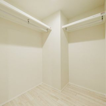 【WIC】かさばりやすい衣類やキャリーケースなどたっぷり収納。お部屋がすっきり片付きます。