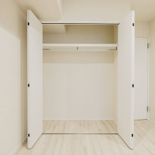 【収納】ハンガーパイプと枕棚があるので効率良く収納ができます。大きめな荷物も入りそうです。