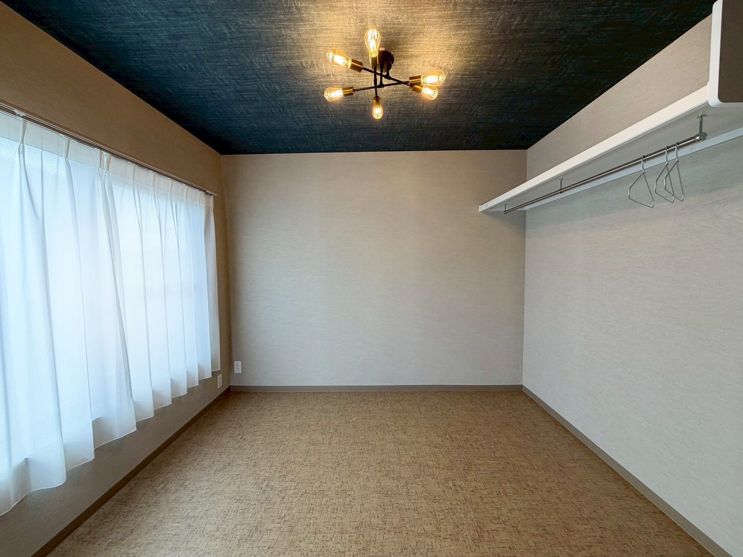 デニム風の天井が可愛い。衣装部屋にもできます！
