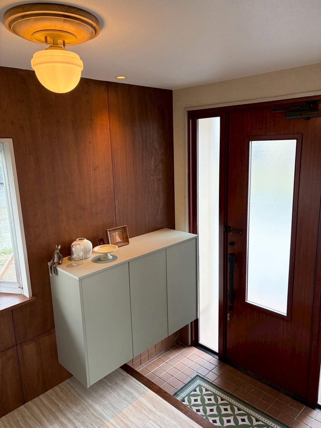 ラワンの壁の質感で重厚感のある玄関。