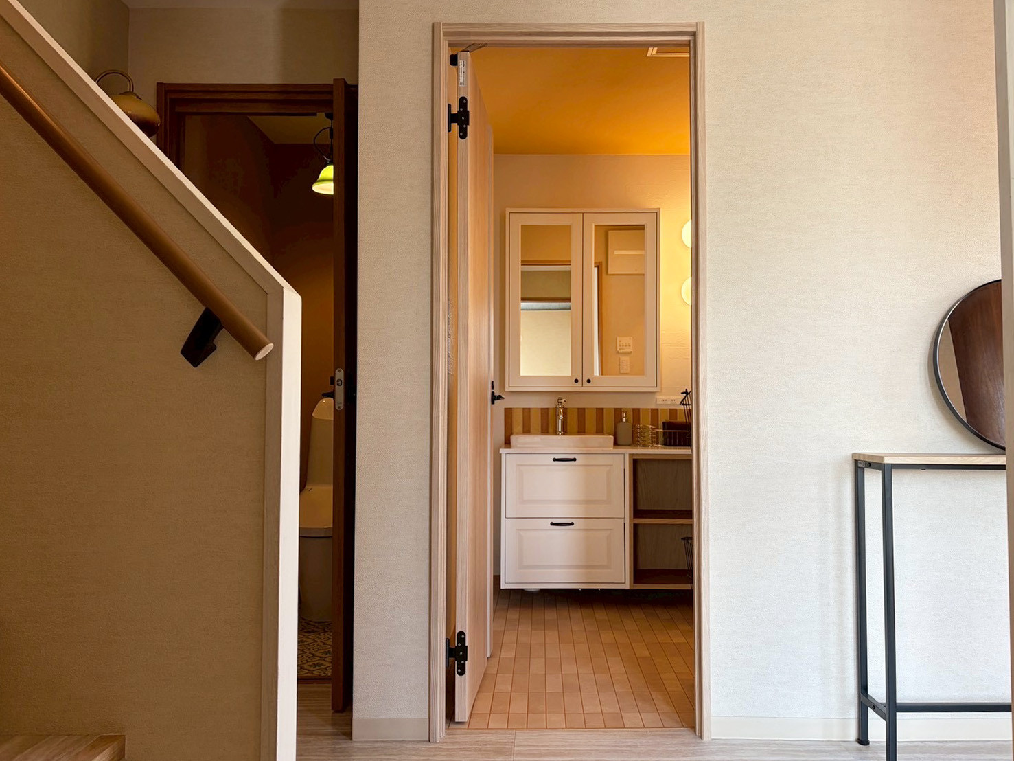 洗面やお風呂、トイレは玄関から居室へのアプローチ部分にまとめて配置。