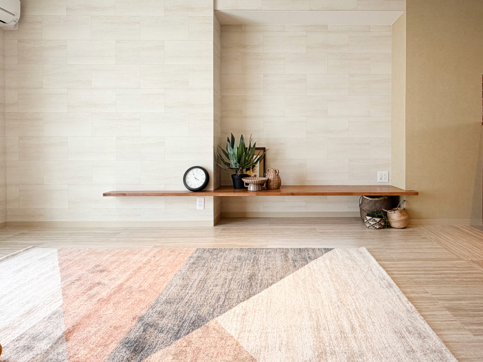 大きなラグを敷いて、寝転んだり、本を読んだり。ゆったり過ごせるリビングです。