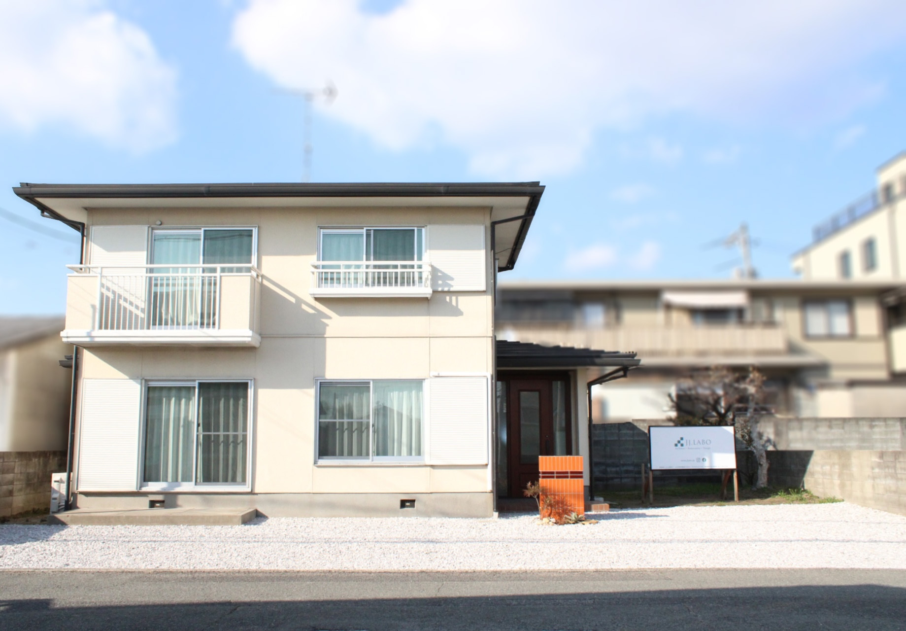 どこかレトロな外観、そこから一歩踏み入れると．．