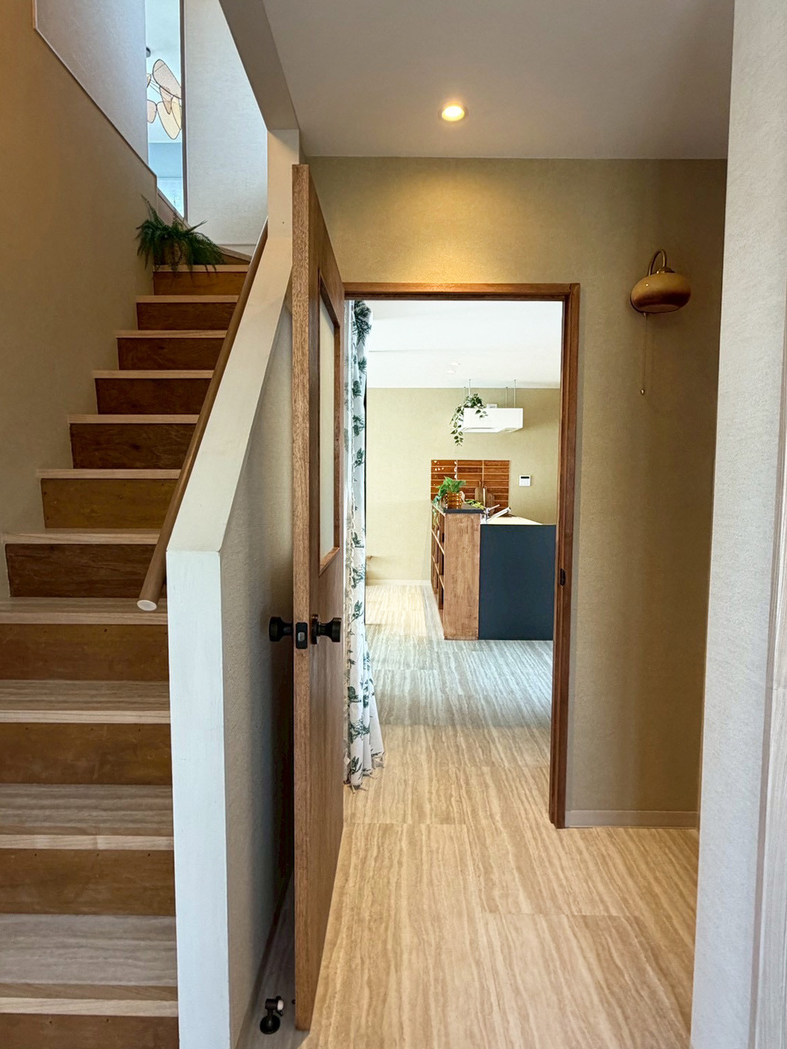 広々と上質な玄関ホール。視線が一直線に抜けてキッチンのタイルが見えるのも心躍るポイントです。