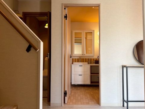 洗面やお風呂、トイレは玄関から居室へのアプローチ部分にまとめて配置。