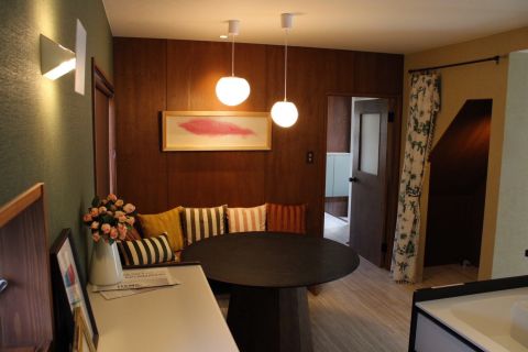 大きなラグを敷いて、寝転んだり、本を読んだり。ゆったり過ごせるリビングです。