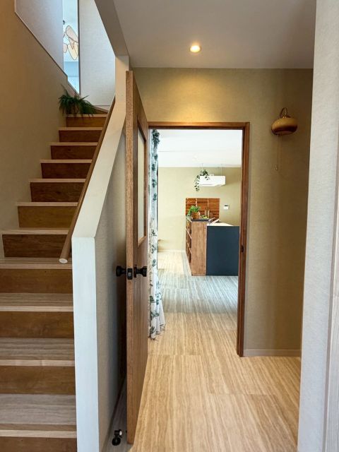 広々と上質な玄関ホール。視線が一直線に抜けてキッチンのタイルが見えるのも心躍るポイントです。