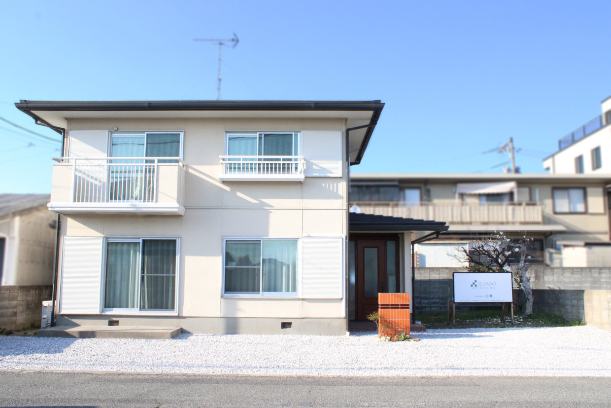 どこかレトロな外観、そこから一歩踏み入れると．．