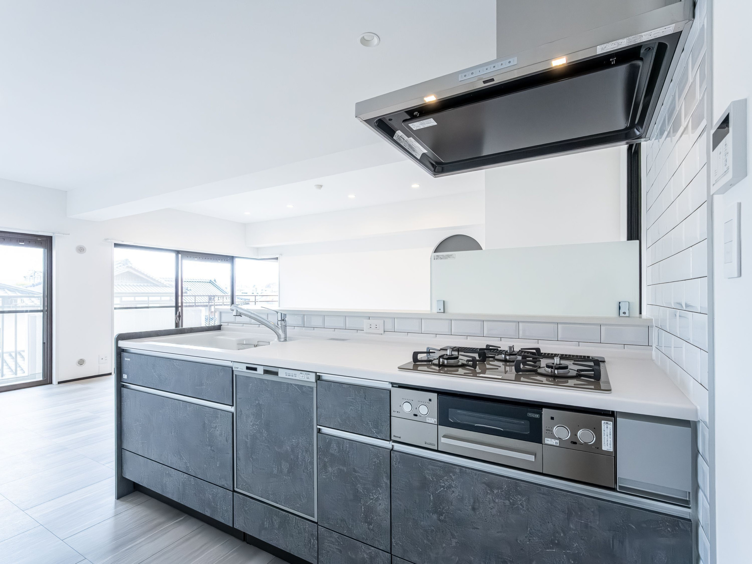 キッチンはタカラスタンダードのリフィット2400サイズです。キッチンの壁はタイルでお洒落に仕上がっています。