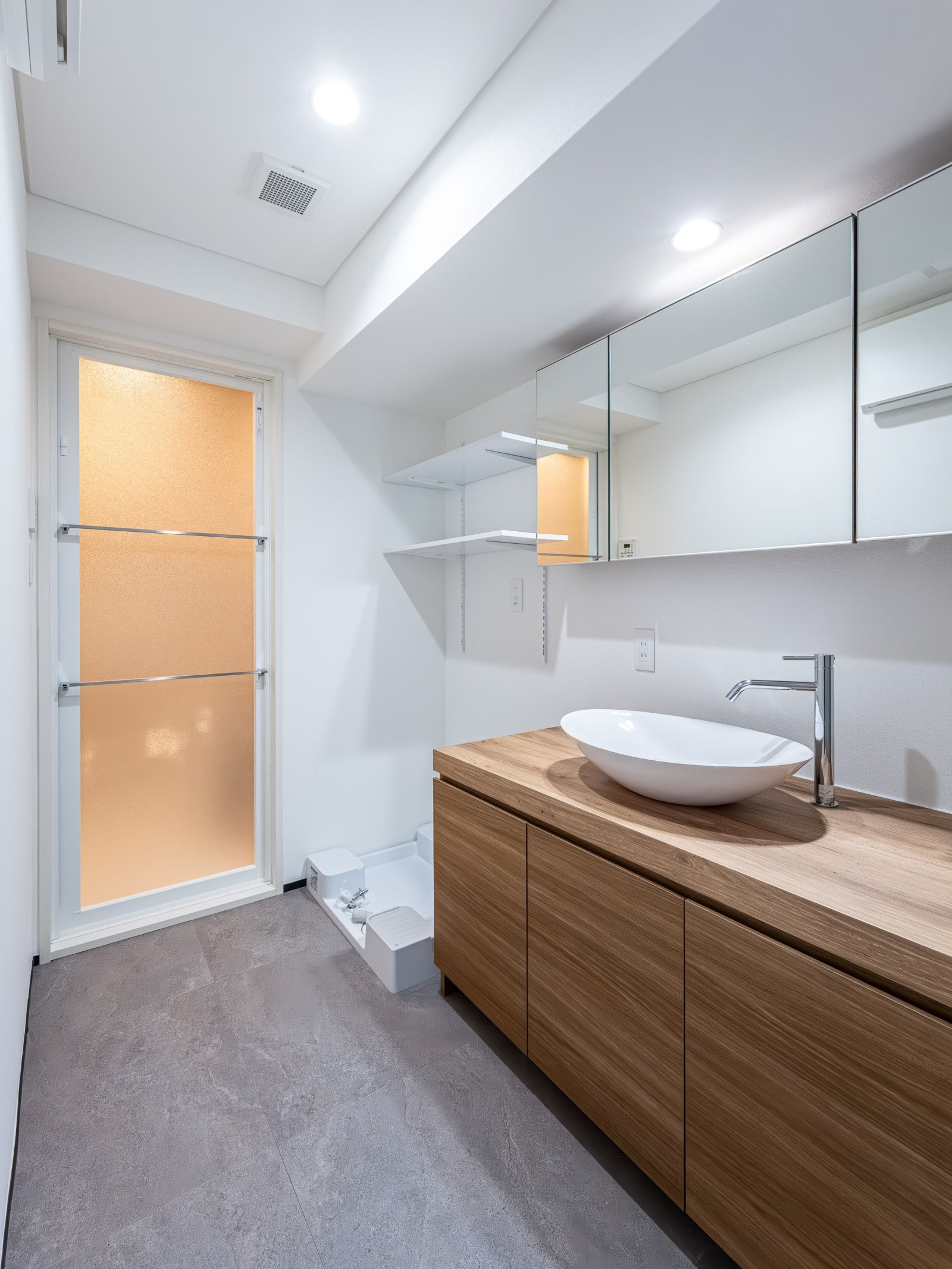 洗面ボウルも置き型タイプでお洒落に。浴室入口はタオル掛けを2本にして暮らしやすくしています。