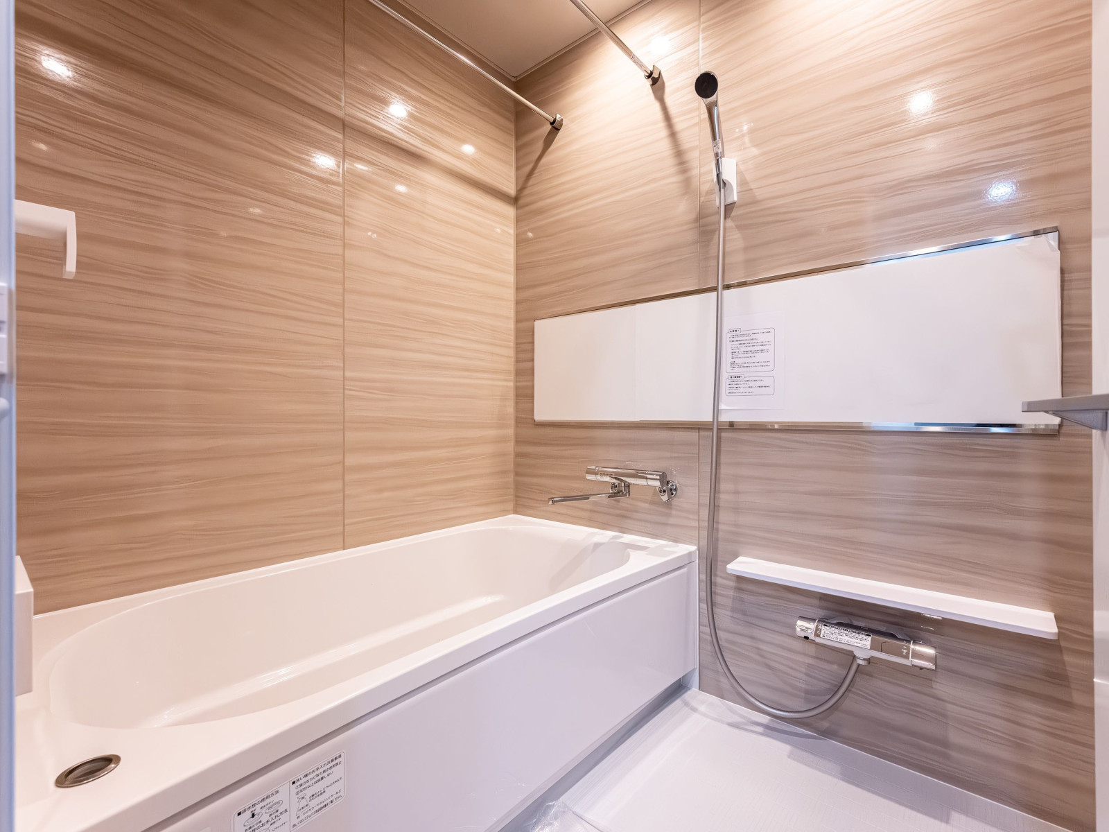 浴室はタカラスタンダードのグランスパ1317サイズ。全面カラーパネルで高級感あり。