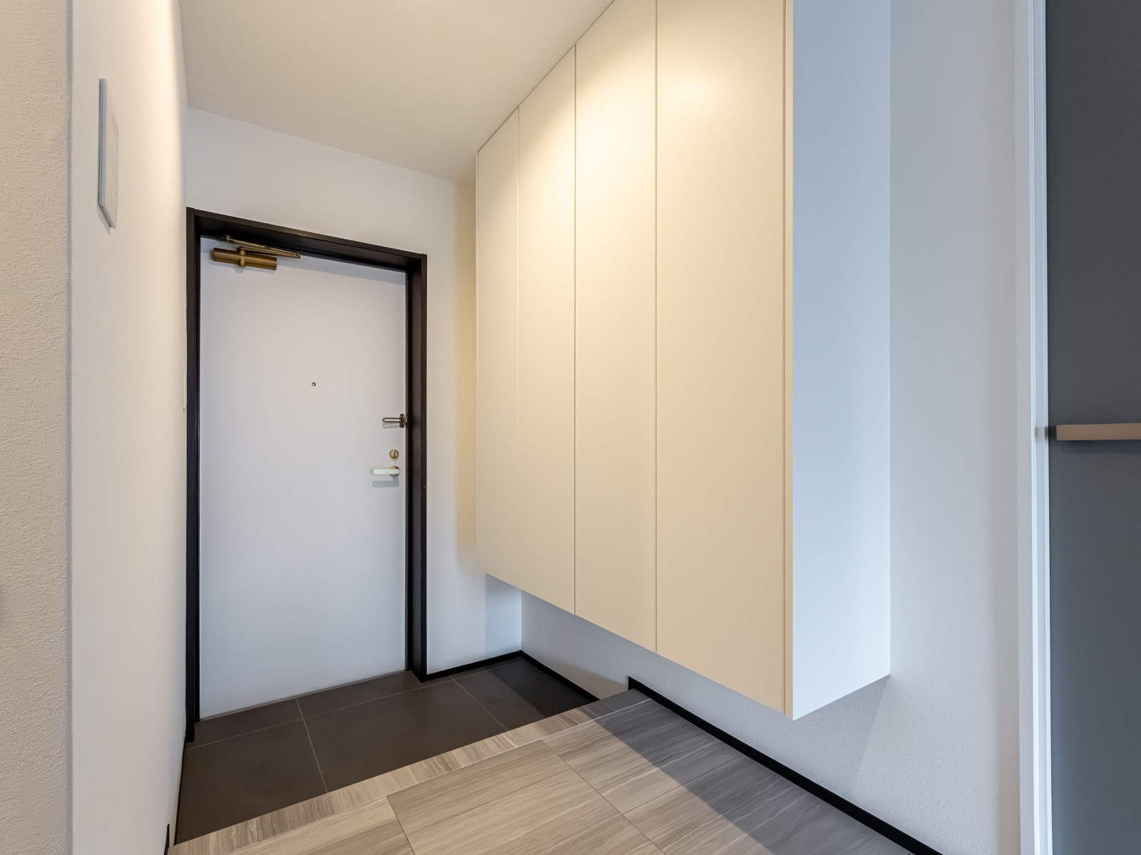 大容量のシューズボックス付き。ベビーカーなど収納しやすいようにシューズボックスを浮かせて設置しています。