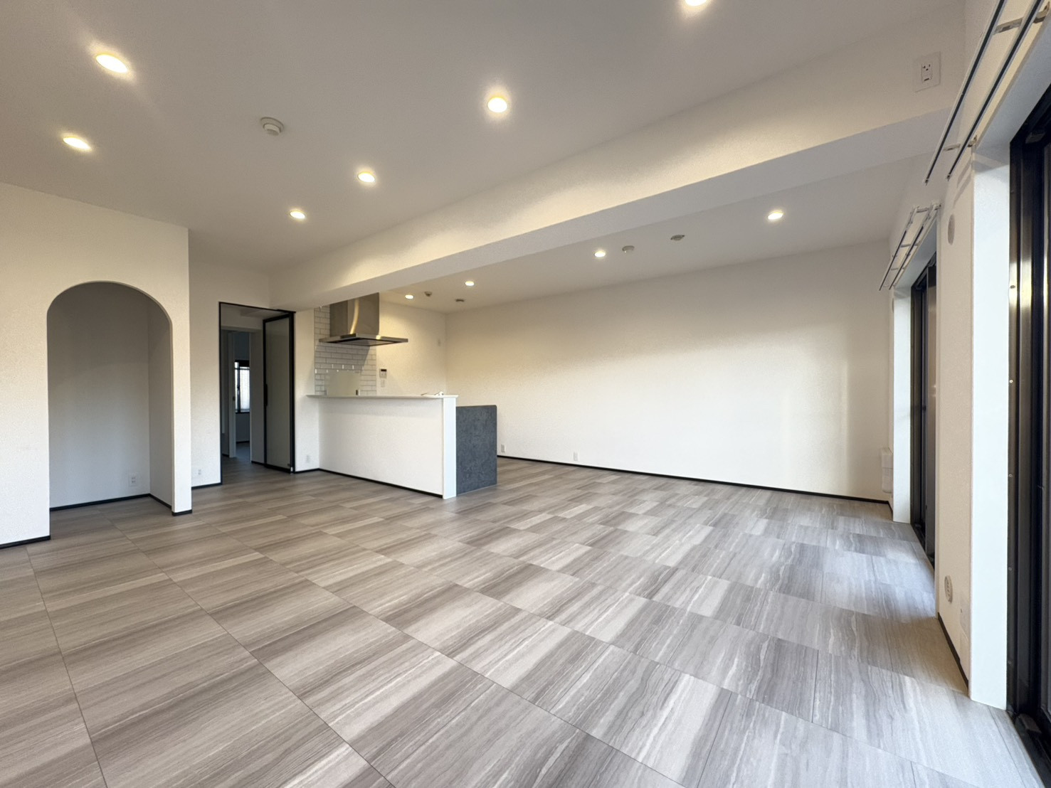 リビング出入口はリクシル最新の透明ドアです。