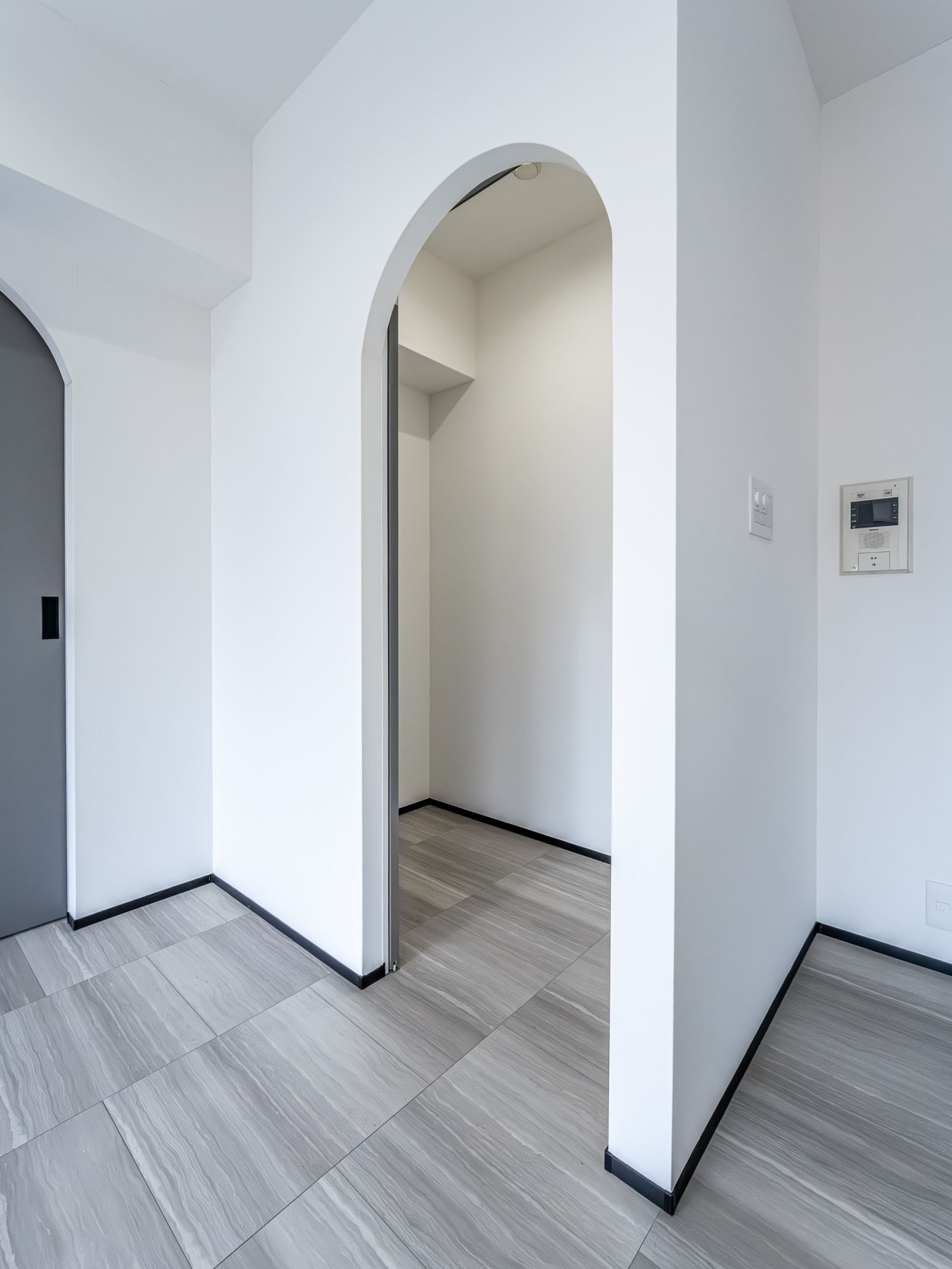 リビングにはパントリーとしても使える収納スペースも増設しました。かわいい入口です。