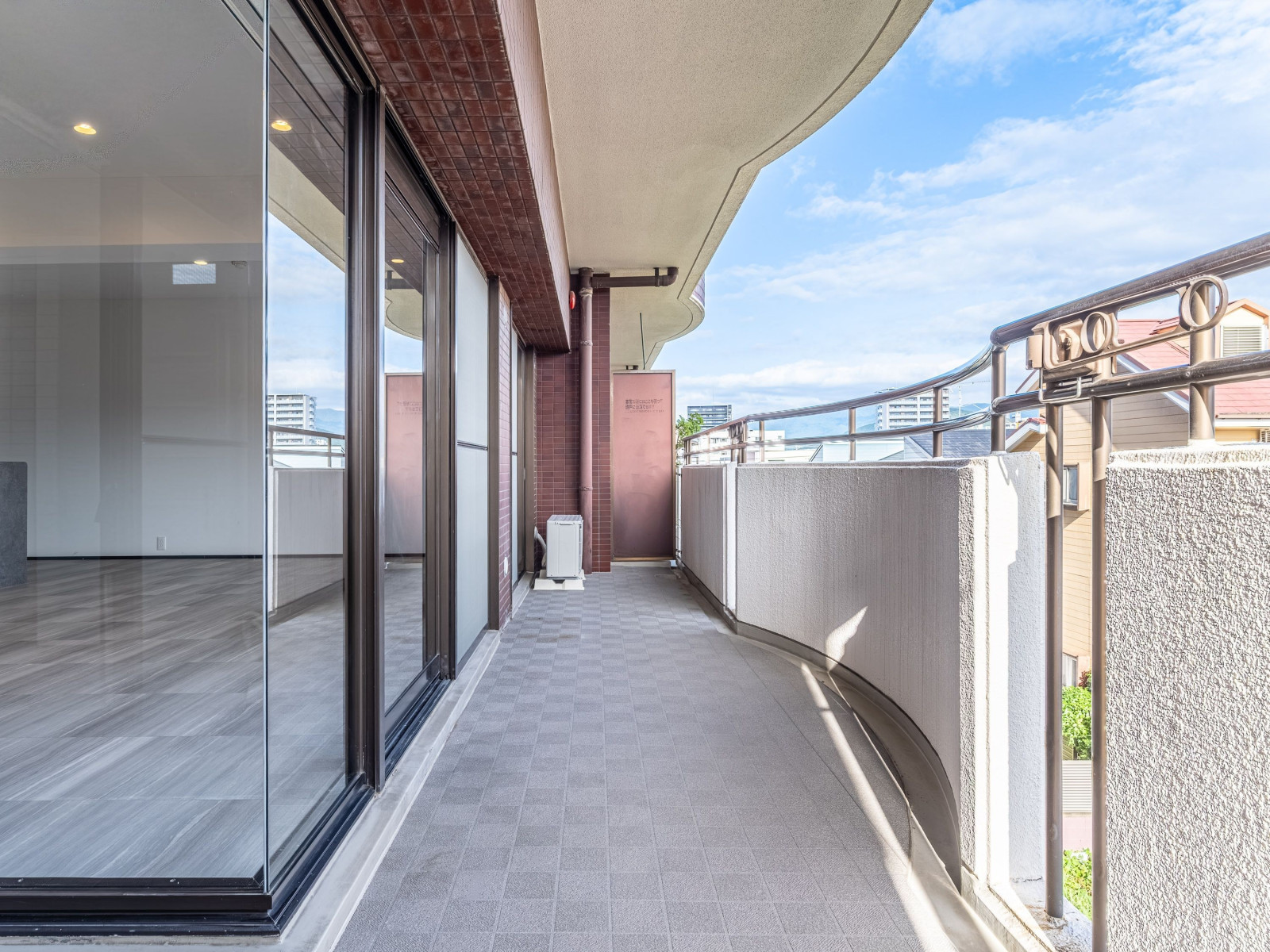 開放的なバルコニーは日当たり良好。